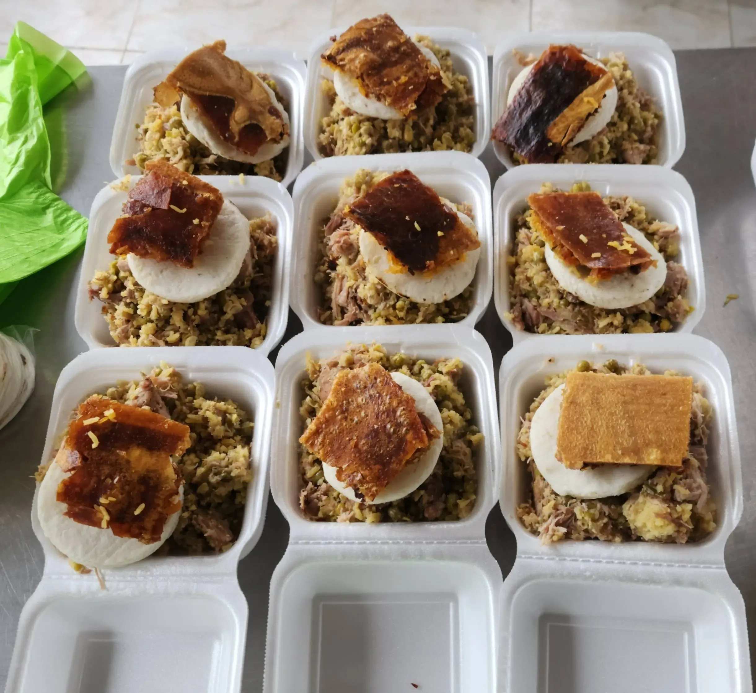 Cajas de lechona listas para entrega, Chancho el Lechón